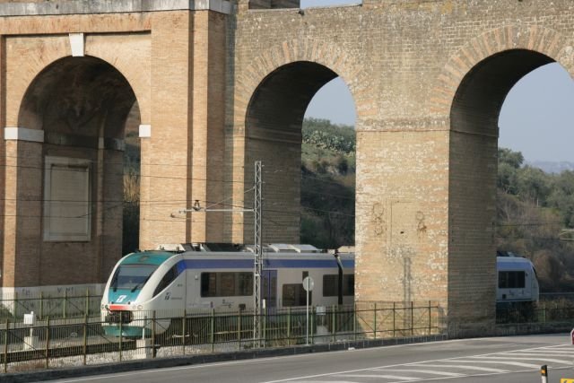 Ein Minuetto durchfhrt als R 22550 von Benevento nach Napoli das Acquedotto Carolino; 23.02.2008