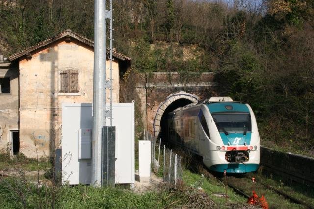 Ein Minuetto fhrt auf dem Weg von Avellino nach Benevento in das Sdportal des Prata-Tunnel in Prata di Ultco ein. Als Fotostandpunkt diente mir eine Mauer eines zugemauertem Bahnbergang. Das Kuriosum war an dieser Position, dass die Schranken und Signalanlagen in diesem Konglomerat aus Beton, Schlam, Kies, Mll und wuchernder Vegetation voll funktionsfhig waren. Ich werde das in den nchsten Tagen mal fotografieren; 07.12.2007 