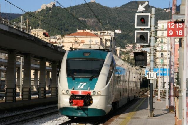 Ein Minuetto fhrt auf der Fahrt von Napoli nach Potenza im Bahnhof von Salerno ein; 16.12.2007