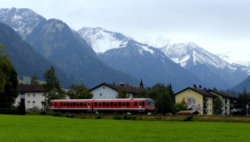 Ein mir leider Unbekannter 628.1 vor den verschneiten Oberstdorfer Bergen. 07.09.07