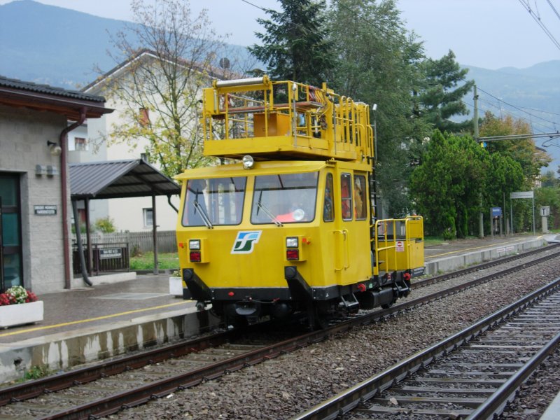 Ein mir unbekanntes Baufahrzeug der FS steht im Bahnhof Brixen an der Brennerbahn am 15.10.07