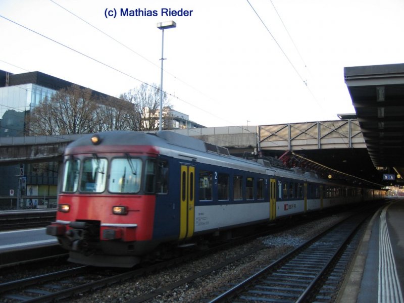 Ein Mirageprli verlsst soeben den Bahnhof Winterthur und macht sich auf die Reise nach Herrliberg- Feldmeilen am 3.12.07