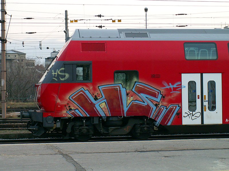ein mit Graffiti's  beschmckter  Steuerwagen der Reihe 8033 bei der Einfahrt in Wien Sdbahnhof. (7.3.2008)