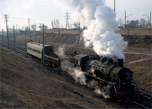 Ein mit einer Lok der Baureihe SY bespannter Arbeitszug auf dem Kohleminensystem von Pinzhuang. November 2002