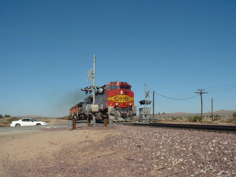 Ein mit mehreren Dieselloks bespannter Gterzug zwischen Mojawe und Barstow in Kalifornien