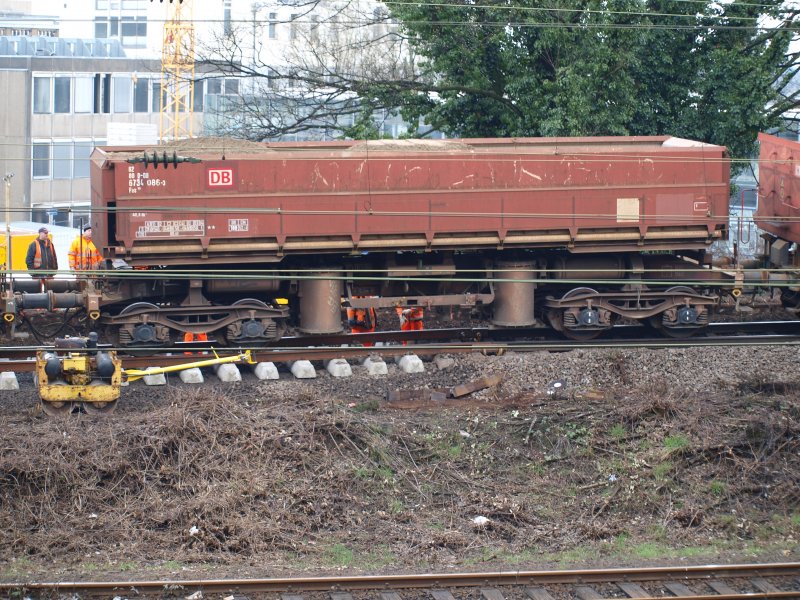 Ein mit Sand beladener Kipper am 22.03.2009 an der Nahtstelle zwischen altem und neuen Gleis an der Gleisbaustelle am Aachener Westbahnhof Richtung Belgien. Man kann deutlich sehen wie sich das noch nicht eingeschotterte neue Gleis unter der Last dreht und verschiebt. Verbunden sind die Gleise fr den Baubetrieb mit Laschen und Zwingen