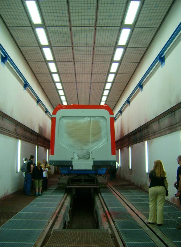 Ein Mittelwagen steht am 30.08.08 frisch lackiert in der Lackiererei des SFW Delitzsch. Ich nehme mal an es handelt sich um einen 423-Mittelwagen, die dort h�ufig anzutreffen waren.