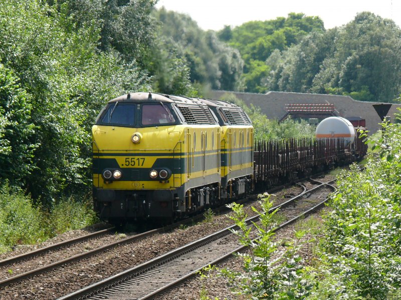 Ein mittlerweile historisches Bild. SNCB-Loks 5517 und 5535 auf der Montzenlinie bei Gemmenich kurz vor der deutschen Grenze ohne strenden Fahrdraht. Aufgenommen am 12/07/2008.