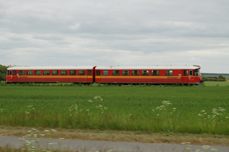 Ein ML-Triebzug der Vestbanen fhrt aus Varde kommend zwischen Janderup und Billum Richtung Endziel Nrre Nebel. Mai 2008