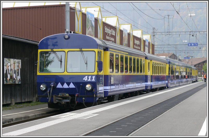 Ein MOB Zug bringt Anschlussreisende zur Schynige Platte Bahn nach Wilderswil. Am Zugschluss ABt 411. (12.10.2007)