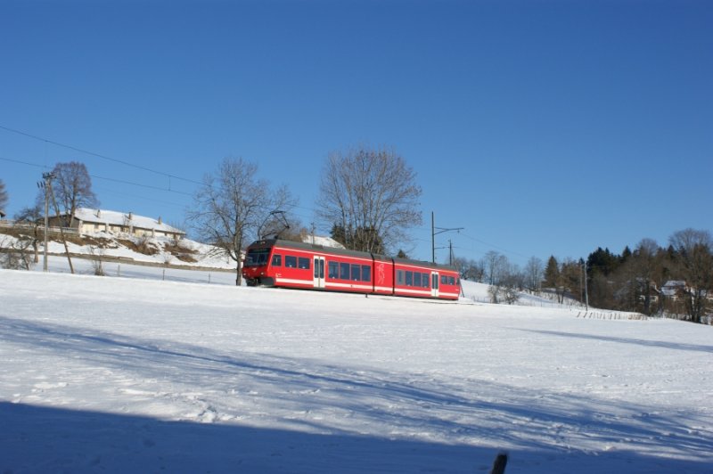 Ein moderner ABe 2/6, der unterwegs ist von Glovelier nach La Chaux-de-Fonds, erreicht gerade das kleine jurassische Drfchen Le Bmont am 11. Januar 2009.