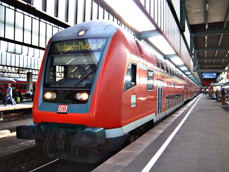 Ein moderner Dosto nach Mosbach-Neckarelz. Am 22.10.06 im Hauptbahnhof Stuttgart.