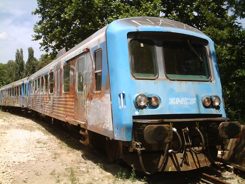 Ein modernisierter EAD Triebzug, den sich die MUseumsbahn Carnoules   - Brignoles von der SNCF  Basse Normandie  als Dauerleihgabe ausgeliehen haben. Allerdings muss in den Triebwagen noch einiges an Arbeit gesteckt werden. 30.06.2007
