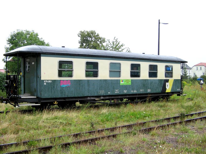 Ein modernisierter KB4 mit Stdtenamen Oschatz und der Nummer 970-263 steht in Mgeln am 28.07.07