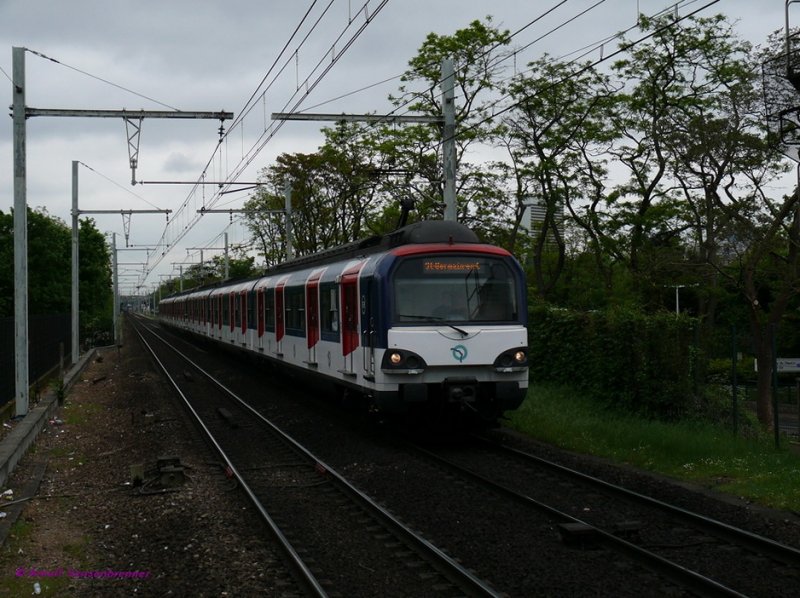 Ein modernisierter RATP RER(S-Bahn)-Triebzug der Reihe M15.000 (Typ MS61) unterwegs auf der Pariser RER-Ligne A.
Die RATP (Pariser Verkehrsbetriebe) haben die Reihe von 1967-1980 in Dienst gestellt.
Von 2006-2009 wurde ein Teil der Reihe modernisiert.
Nanterre-Ville
05.05.09