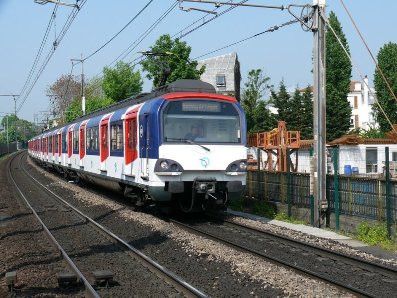 Ein modernisierter RER(S-Bahn)-Zug der RATP-Reihe M15.000 (Typ MS61) unterwegs auf der RER-Ligne A.
Von 2006-2009 wurde ein Teil der seit 1967 in Dienst gestellten Reihe modernisiert.
Die RATP (Pariser Verkehrsbetriebe) betreiben einen Teil des RER-Netzes in eigener Regie.
Chatou-Croissy
22.04.09 