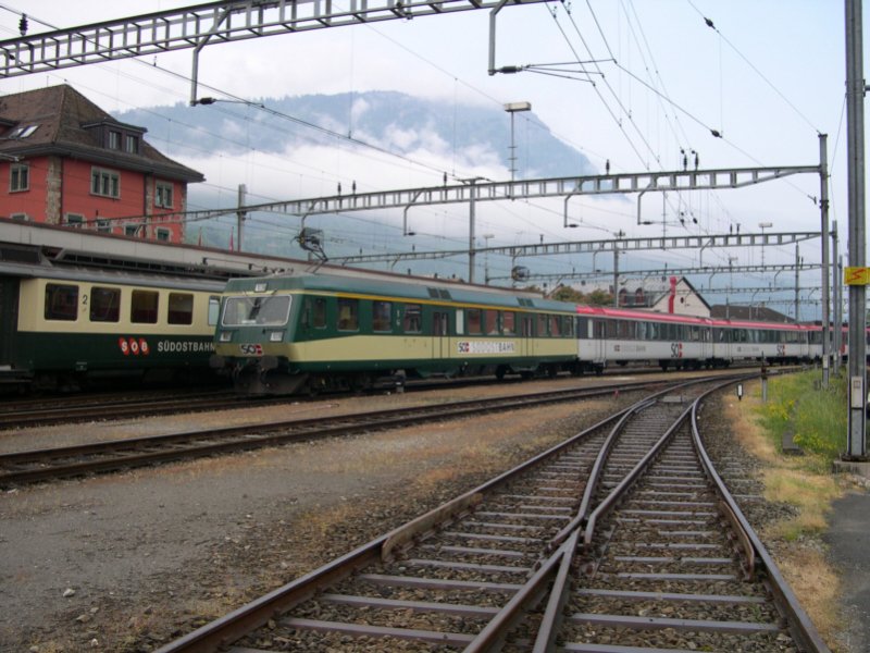 Ein modernisierter Zug der SOB mit 50 48 3935 141 an der Spitze steht am 30.04.07 abgestellt in Arth-Goldau und wartet auf seine nchsten Einstze. im Hintergrund, etwas im Nebel, grt die Rigi. Leider meint es das Wetter an diesem Morgen nicht so gut mit uns.