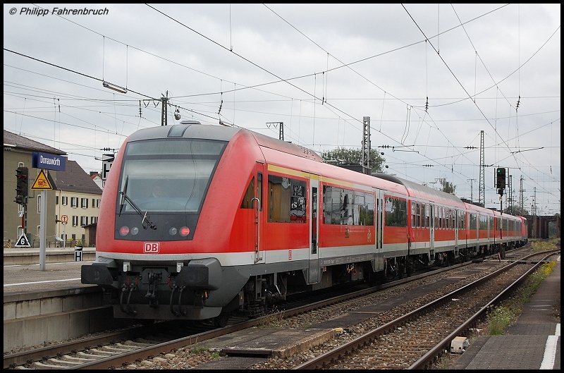 Ein Modus-Steuerwagen verlsst am 09.08.07 den Bahnhof Donauwrth. - Ne kleine Geschichte nebenbei...^^ - Ich wollte damals zufllig mein erstes Foto von einem Modus-Steuerwagen schieen. Nunmal konnte man den ganzen Zug nicht einfach sehen, da an dem Gleis, an dem wir, also Martin (Respondek) und ich, standen, sich schon eine andere Garnitur befand. Whrend der Zug dann ausfuhr, kam vor dem Steuerwagen noch ein Ex-Silberling. Martin: (schaut zu, ohne Fotoapperat bewaffnet, im Sinne von der-Ex-Silberling-ist-jetzt-der-Steuerwagen) Ha ha... (dann stellte sich doch heraus, der Ex-Silberling war es garnicht) Huoae? (im Sinne von H?).