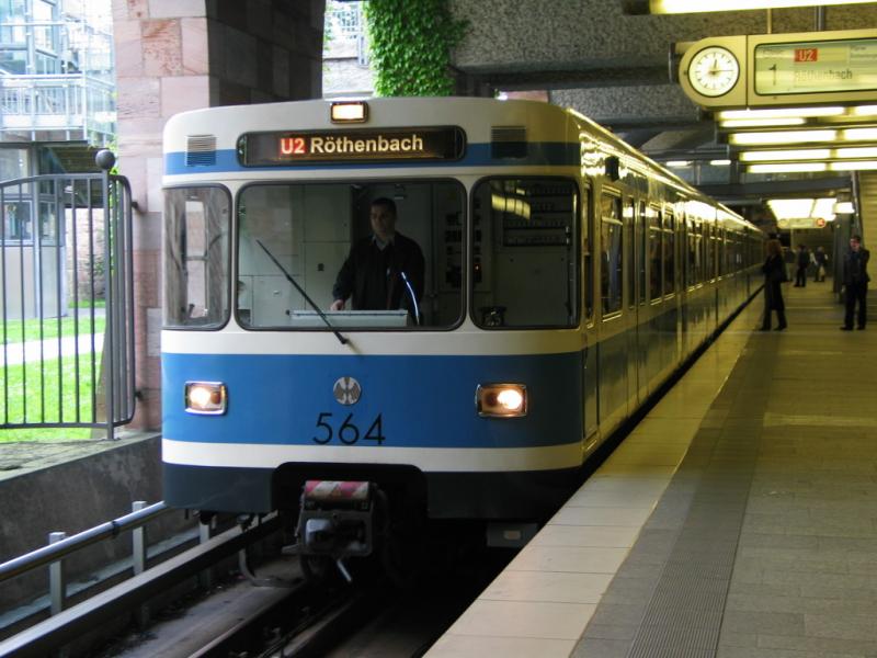 Ein von M�nchen geliehener U-Bahnwagen der Linie 2 nach R�thenbach am 7.6.2006 in der Station Opernhaus.