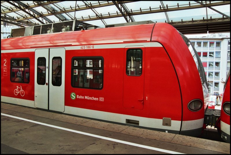 Ein Mnchener auf Abwegen: Der sehr saubere 423 186 fuhr mit einem Schwestertriebzug am 27.05.07 als S13 von Troisdorf nach Kln-Hansaring. Aufgenommen im Klner Hauptbahnhof.