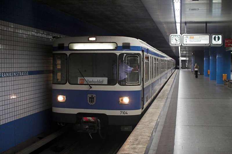 Ein M�nchner in N�rnberg. Im Jahr 2007 waren ein paar M�nchner A-Wagen leihweise in N�rnberg im Einsatz. Hier h�lt ein Leihm�nchner in der Station Frankenstra�e.