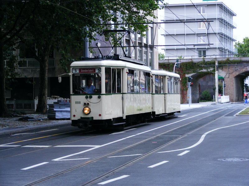 Ein Museumszug aus zweiachsigen Aufbauwagen der Essener Straenbahn am Rathausmarkt in Mlheim/Ruhr am 04. August 2008.