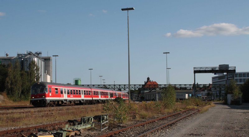 Ein n-Zug fhrt am 6.9.2009 aus Biberach/Riss Richtung Ulm aus. Am zugschluss hngt 218 491.