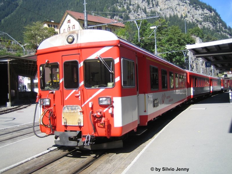 Ein nach Andermatt schiebendem Deh 4/4'' 93 ''Oberwlad'' der MGB steht am 8.9.07 auf dem Bahnhofplatz von Gschenen.
