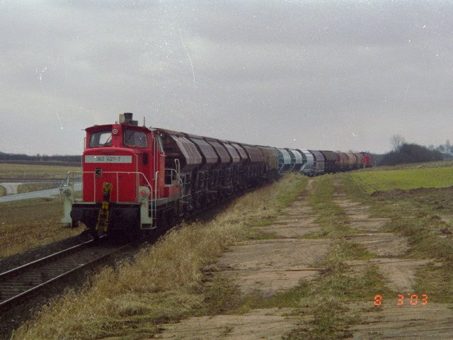 Ein Nachschuss auf den Gterzug zwischen Hirschau und Amberg. 362 427 hatte am 08.03.2003 die Aufgabe der 294 ber die Wasserscheide kurz vor Gebenbach zu helfen. Hier hebn sie es nicht mehr weit dorthin. (Strecke Amberg-Schnaittenbach). Seit Ende 2004 wird auf dieser Strecke nur noch mit 294 gefahren. Das Foto war ein Negativ, das mir ein ehem. Kollege mit einem Negativscanner digitalisiert hat.