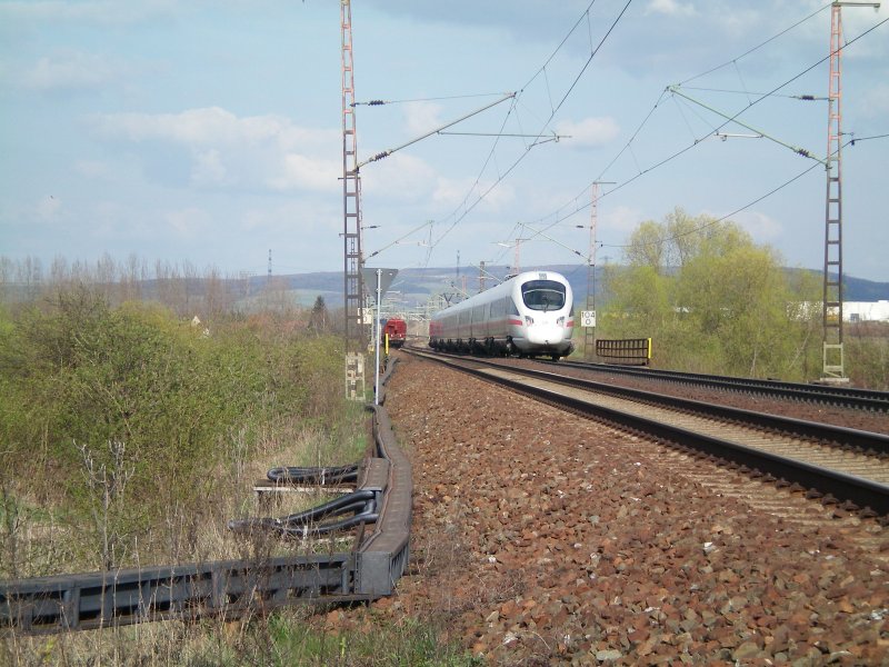 Ein Nachschuss auf ICE 1641 nach Dresden,kurz hinter Erfurt.Auf dem linken Gleis ist noch ein Gterzug zu sehen der diese Stelle kurz zuvor passiert hat.12.04.2008