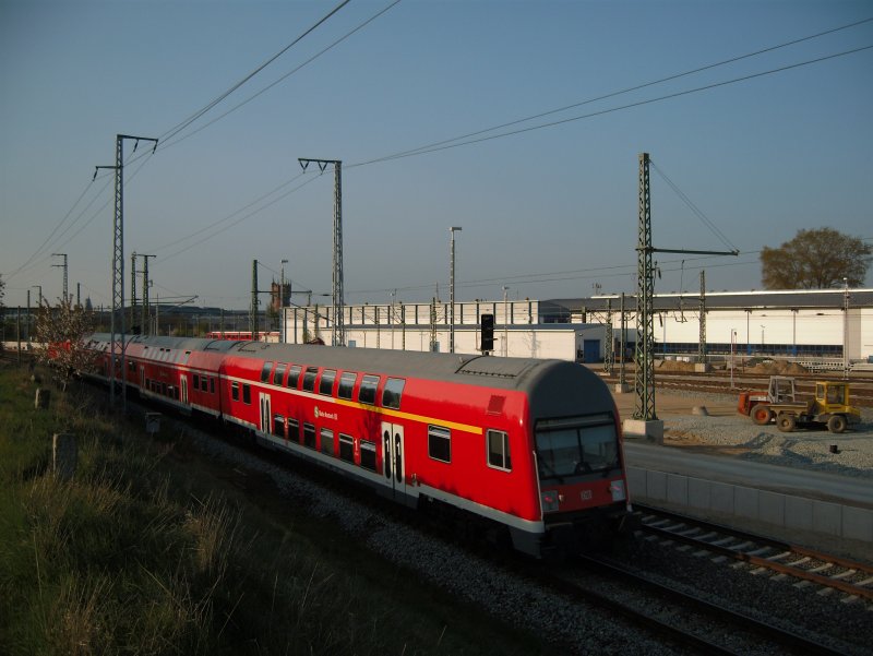Ein Nachschuss auf die S-Bahn (S2), die gleich Rostock Hbf erreichen wird. Vorne dran zieht BR 143 250
25.04.09