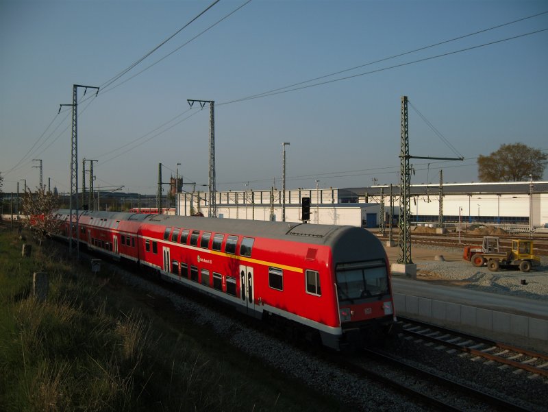 Ein Nachschuss auf die S-Bahn (S2), die gleich Rostock Hbf erreichen wird. Vorne dran zieht BR 143 250
25.04.09