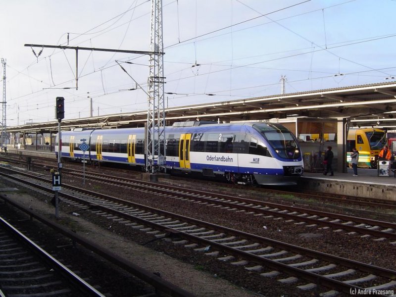 Ein nagelneuer dreiteiliger Talent (VT736) der NEB steht zur symbolischen Er�ffnungsfahrt der Oderlandbahn (BLN-Lichtenberg - Kostrzyn (PL)) am 10.12.2006 in Berlin-Lichtenberg bereit. Die NEB betreibt bereits seit Dez. 2005 nord-�stlich von Berlin die Heidekrautbahn und konnte sich im Jahre 2005 in einem hart umrungenen Wettbewerb um den deutschen Teil der Ostbahn gegen�ber der DB behaupten. Die NEB ist ein Tochterunternehmen der VEOLIA Verkehr.