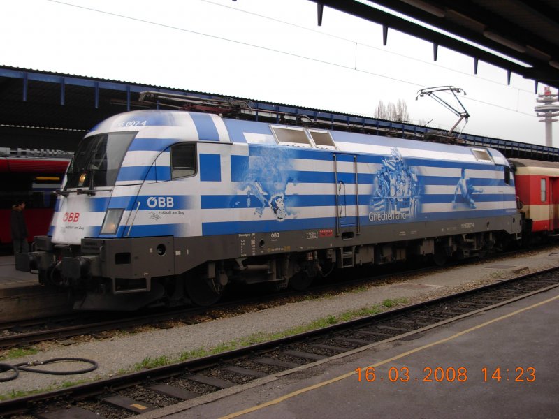 Ein nahezu unglaublicher Palmsonntag: Acht(!) EM-Sonderloks innerhalb weniger Stunden auf dem Wiener West- und S�d- (bzw. Ost-) Bahnhof. Hier der Griechentaurus 1116 007 nach der Ankunft aus der ungarischen Stadt Tatabanya in Wien Ost (16.3.2008).