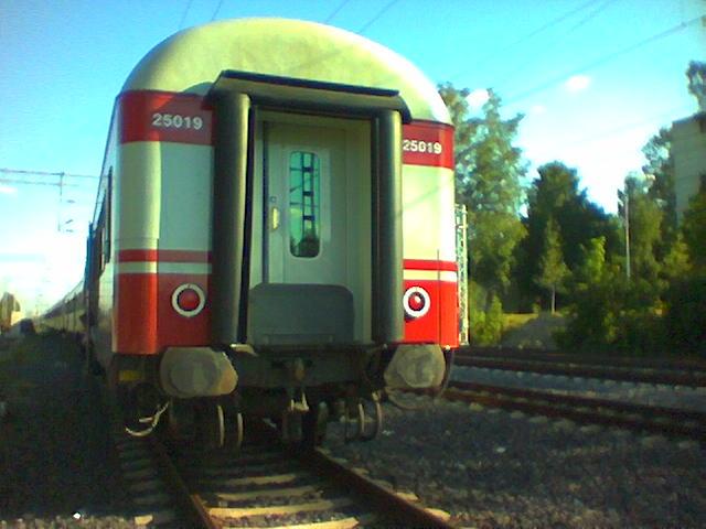 Ein Nahverkehrszug mit Wagen der Serie EIL (Wagen fr die rush-hours im Nahverkehr) in Hyvink am 30.7.2003