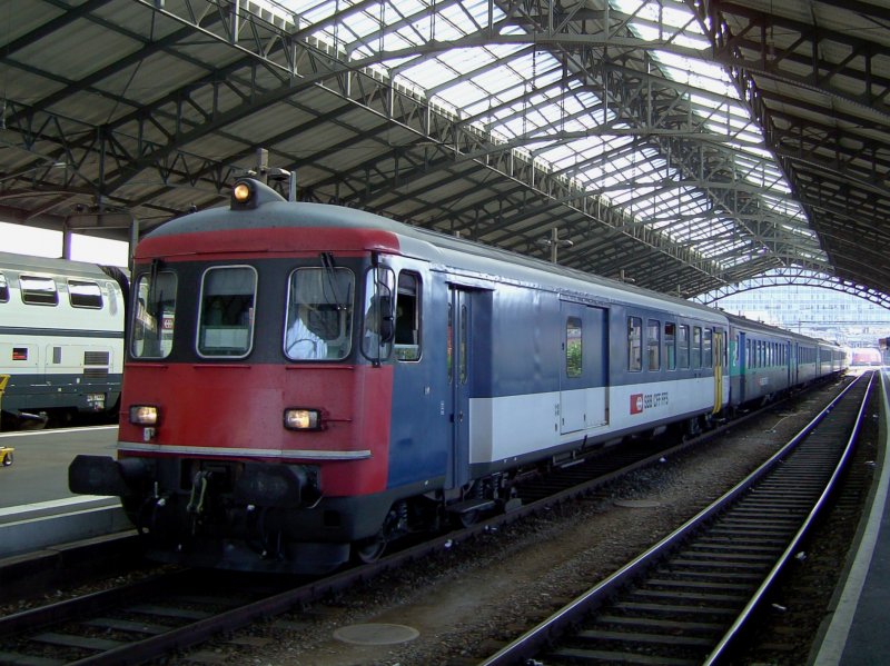 Ein Nahverkehrszug der SBB am 28.08.2008 in der Bahnhofshalle in Lausanne. 