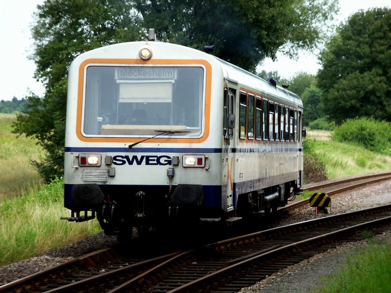 Ein NE 81 der SWEG als SWE von Meckesheim nach Aglasterhausen bei der Ausfahrt von Neckarbischofsheim Nord, welcher der Ausgangspunkt der Strecke nach H�ffenhardt ist. 

Der Tf hatte das Licht gar nicht umgestellt und auch das Zielschild lautet immer noch  Meckesheim 

Im Sommer 2007 waren auf diesen Strecke die rund 25 Jahre alten NE 81 vertreten, derzeit wird der Verkehr ausschlie�lich von den ca. 40 Jahre alten MAN Schienenbusse gefahren.