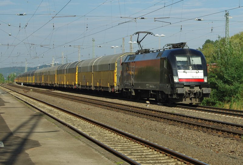 Ein nettes Farbspiel bot die schwarze ES 64 U2-033 mit ihren gelben Autotransportwagen auf der Fahrt in Richtung Sden. Aufgenommen am 22.09.2009 in Eichenberg.