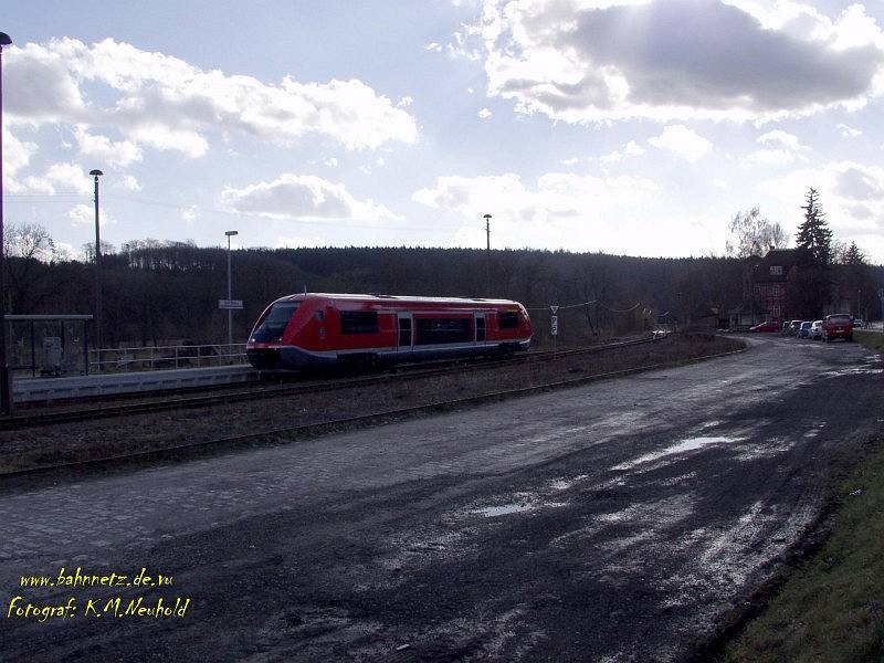 Ein Neubau-Triebwagen der Baureihe 641 bei der Einfahrt in den Bahnhof Bad Berka.