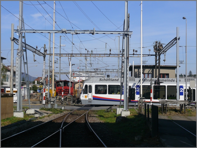 Ein neuer ABt Steuerwagen von Stadler Rail aus Schftland kreuzt hier in Suhr die SBB im rechten Winkel. Da parallel zur AAR die Strasse verluft gibts hier auch Schranken fr das Passieren der SBB Zge. (03.10.2009)