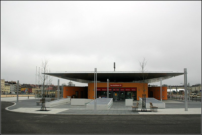 Ein neuer Bahnhof stellt sich vor - 

Im Rahmen des Projektes  Neu-Ulm 21  wurde der dortige Bahnhof in Tieflage neugebaut. Hier der Blick auf das neu Empfangsgebäude über den Gleisen. Der Hauptzugang zum neuen Bahnhof befindet sich hier auf der westlichen Seite. Im Rücken des Fotografen über den Gleisen befindet sich ein großer Busbahnhof. 

15.03.2008 (M)