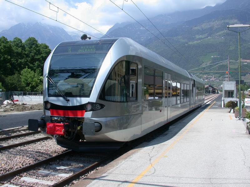 Ein neuer Diesel GTW der Vinschgaubahn wartet am Mittelbahnsteig in Meran auf die Abfahrt hinauf nach Mals. (12.05.2005)