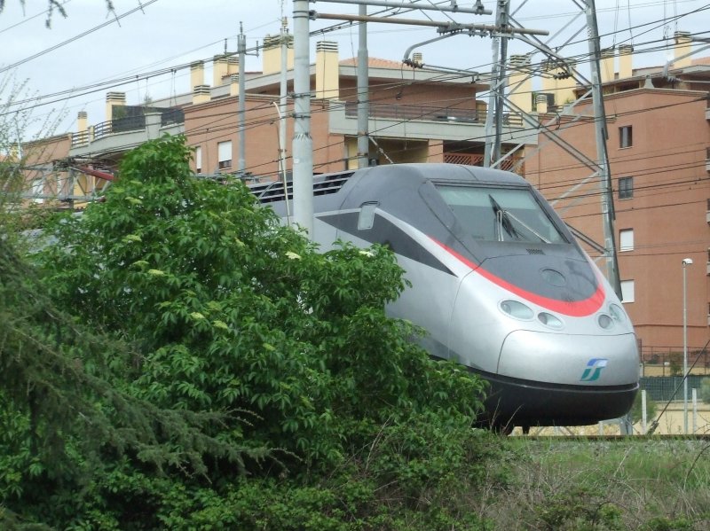 Ein neuer ETR 500 verschwindet in Sette Bagni (Rom) hinter einem Busch. (11.04.2008)