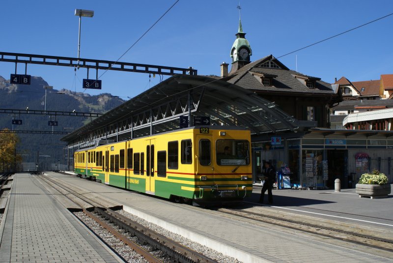 Ein neuer Gelenktriebzug der Wengernalpbahn steht am 7. Oktober 2007 in der Station Wengen.