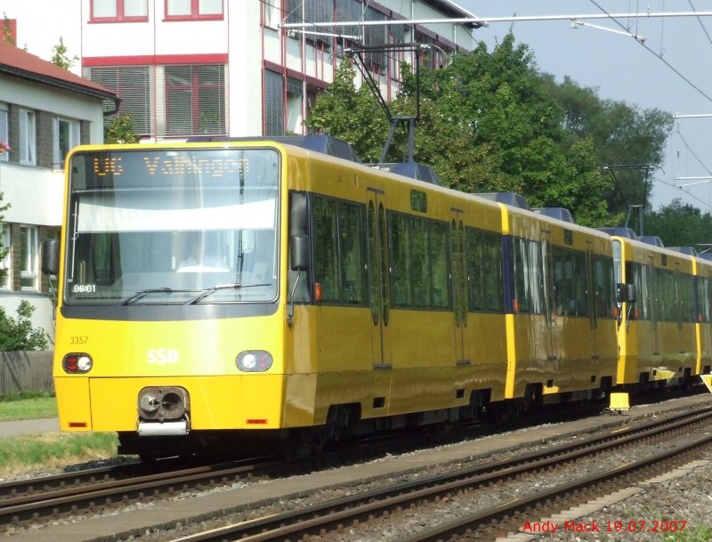 Ein neuer Stadtbahnzug der SSB passiert einen Bahnbergang nahe des SSB Zentrums am 19.07.2007