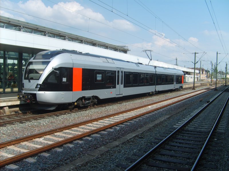 Ein neuer Triebwagen fr Abellio Rail fhrt durch Hannover Hbf Richtung Sden