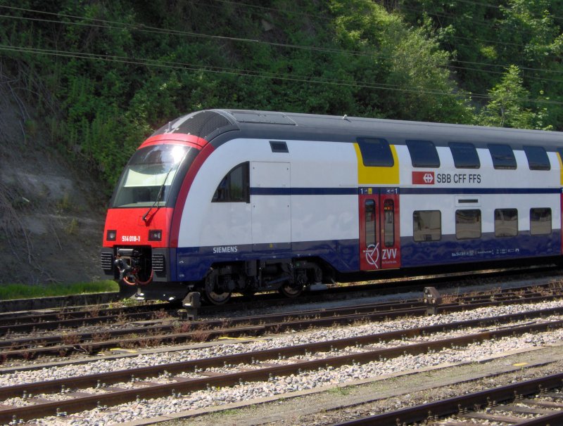 Ein neuer Triebzug f�r die Z�rcher S-Bahn steht in Rorschach. Es ist die Baureihe 514. Ich habe ihn am 23.05.07 in Rorschach HBf gesehen. Ich finde , dass das ganz sch�ne Z�ge sind, doch die jetzigen S-Bahn Einheiten in Z�rich h�tten es doch auch noch getan, warum also so teure Neuanschaffungen machen?