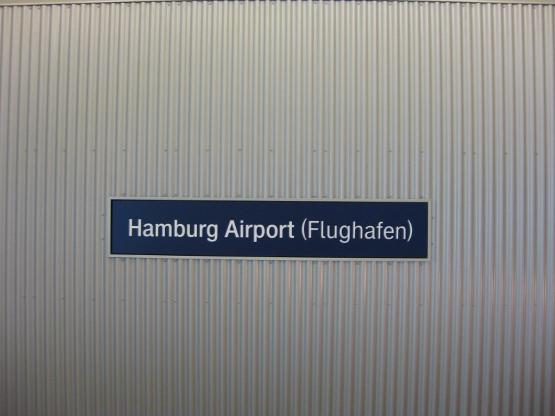 Ein neues Bahnhofsschild in Hamburg Airport (Flughafen).
