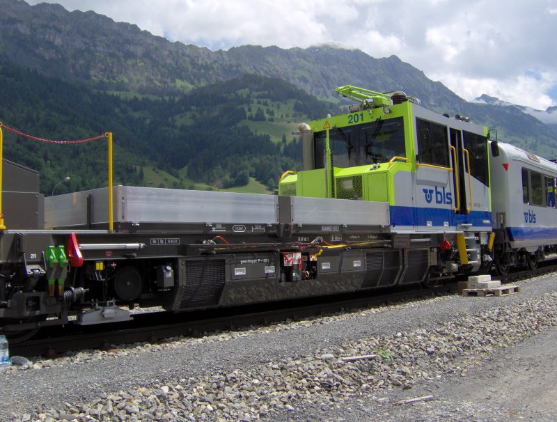 Ein neues Baufahrzeug der Bls steht ausgestellt am Bahnhofsfest zur Erffnung fr den Ltschberg Basistunnel in Frutigen am 16.06.07