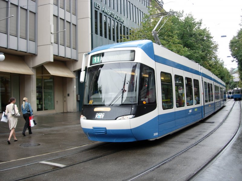 Ein neues Cobra Tram der Zrcher Verkehrsbetriebe in der Bahnhofstrasse. 
